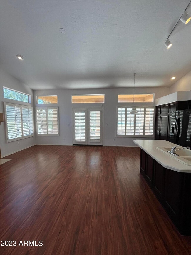 Foto del edificio - 1301 E Briarwood Terrace