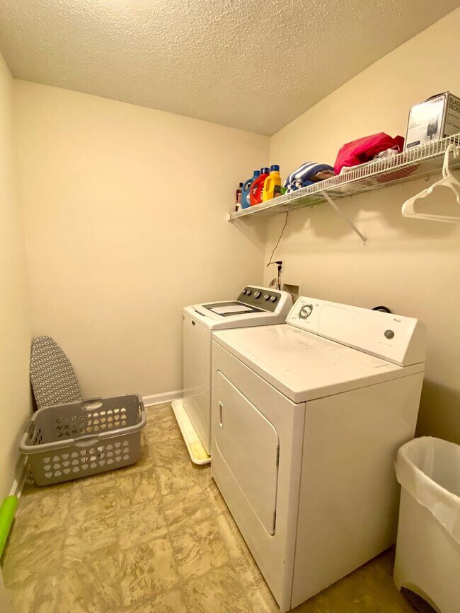 Foto del edificio - 4 Bedroom Condo in Harts Cove!