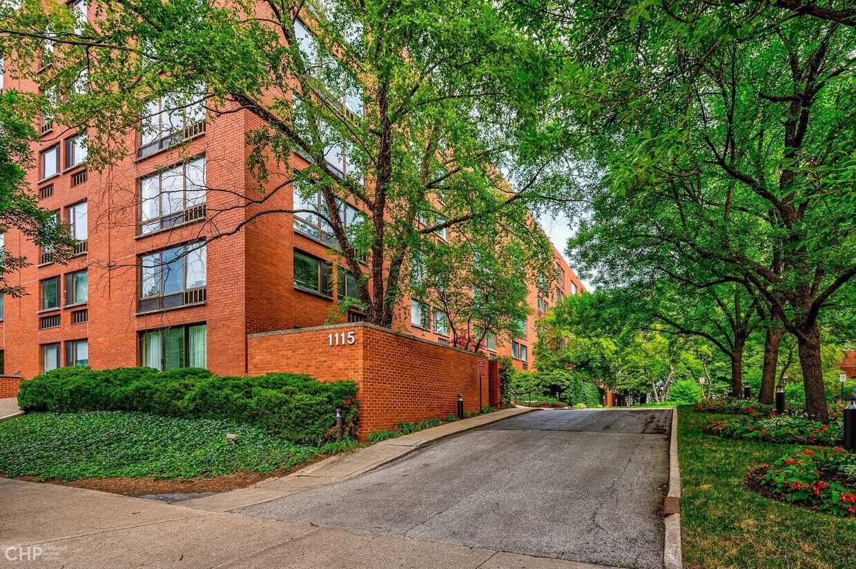 Primary Photo - 1115 S Plymouth Ct