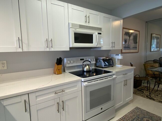 Building Photo - 14 Royal Palm Way