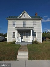 Building Photo - 10 Maple Ave