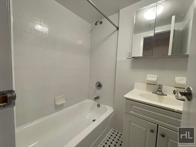 Building Photo - Second Avenue