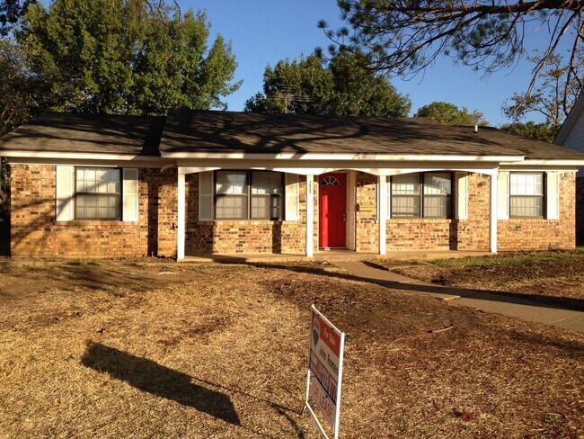 Building Photo - 4 bedroom / 3 bath in Irving
