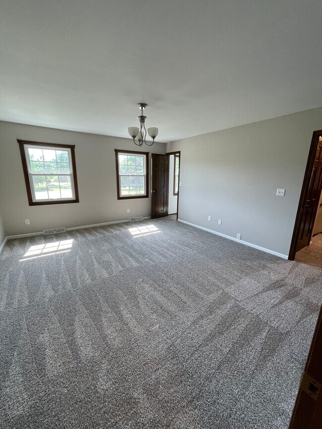 Building Photo - 16450 Dane Ct E