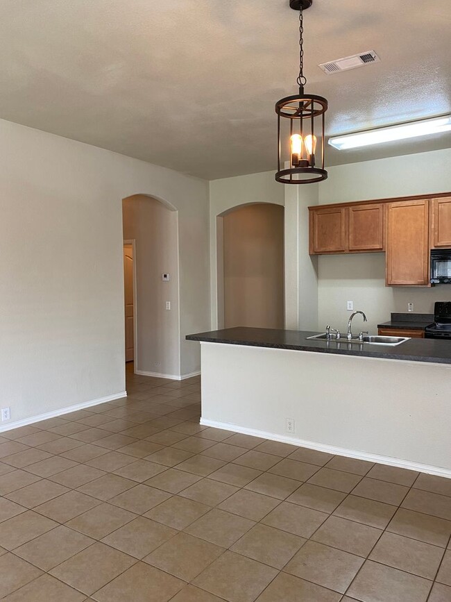 Foto del edificio - Spacious 3-Bedroom, 2-Bath Home with Flex ...