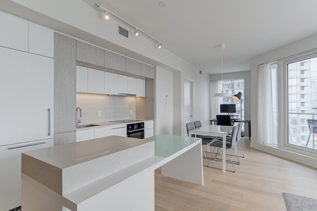 Building Photo - 1288 Rue Saint-Antoine O