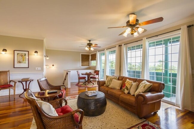 Foto del edificio - Estate on 1 acre 3 bedroom 2.5 baths and attached 2 car garage