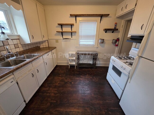 Building Photo - 1916 James St