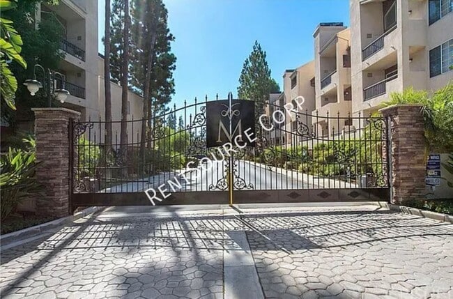 Building Photo - 5525 Canoga Ave