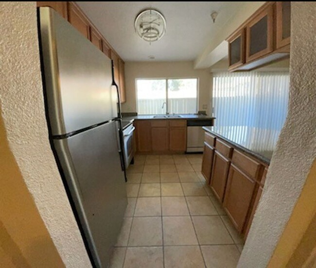 Building Photo - One bedroom condo close to shopping and mi...