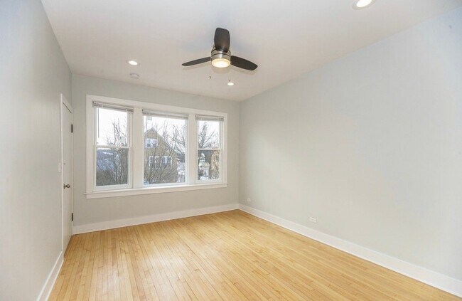 Foto del edificio - 5422 W Wrightwood Ave