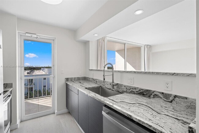 Foto del edificio - 700 NE 63rd St