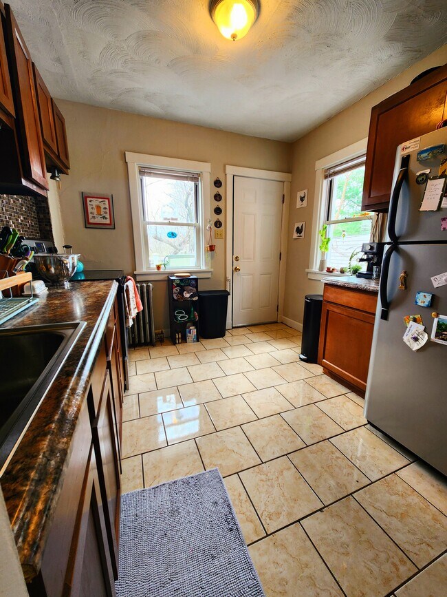 Foto del edificio - 5846 Burchfield Ave