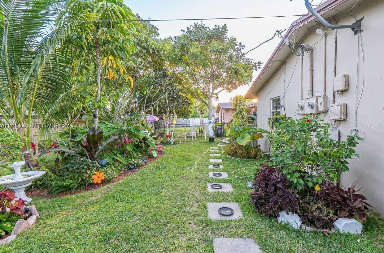 Building Photo - 324 NE 44th St