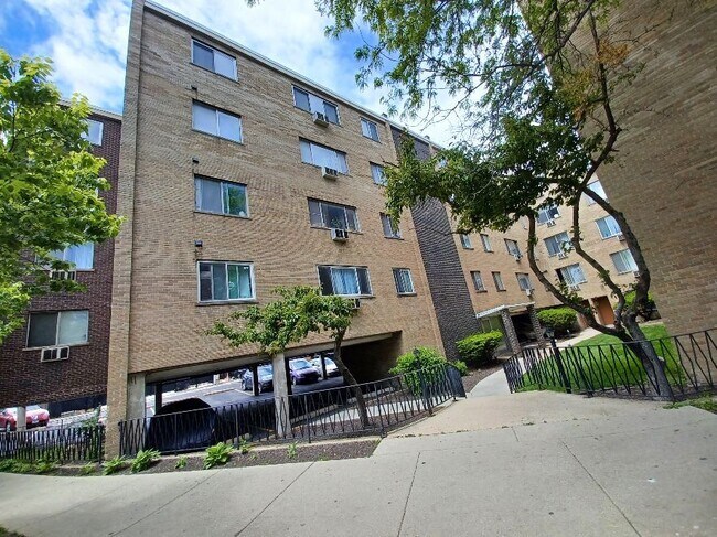 Foto del edificio - 7320 N Rogers Ave