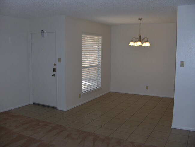 Building Photo - 4255 Family Tree Dr