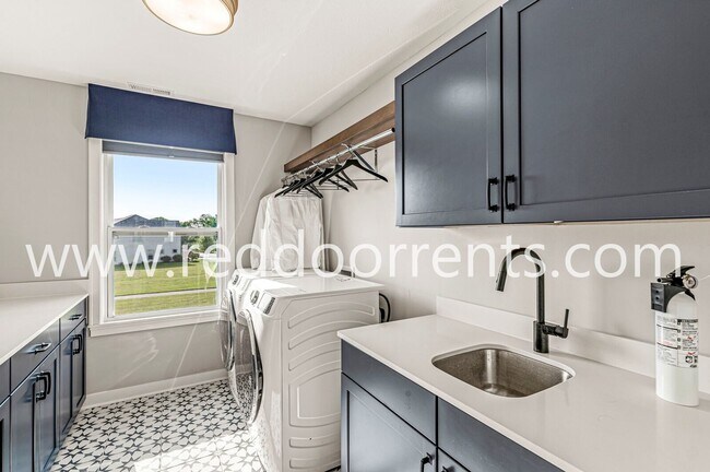Foto del edificio - Coming Soon! Charming 4-Bed Home in Nobles...