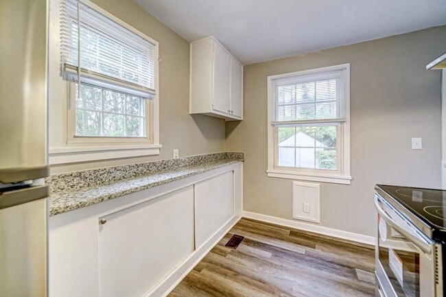 Building Photo - 661 Lorraine Dr