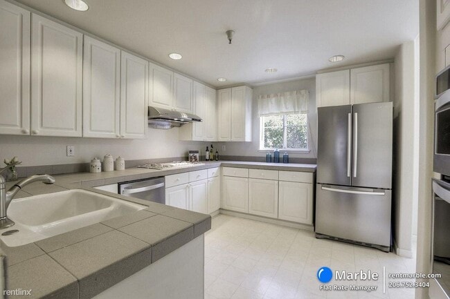Building Photo - 2 br, 2.5 bath Townhome - 405 Emerald Bay Ln