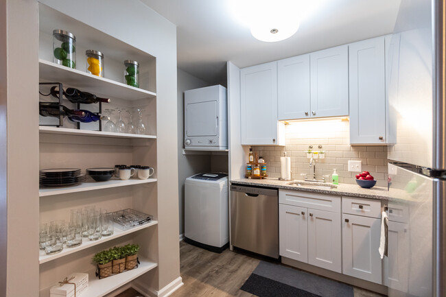 The Dakota, Kitchen - Ridgewood Apartments