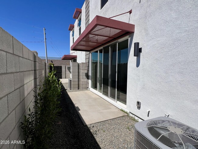 Building Photo - 1017 E Pasadena Ave