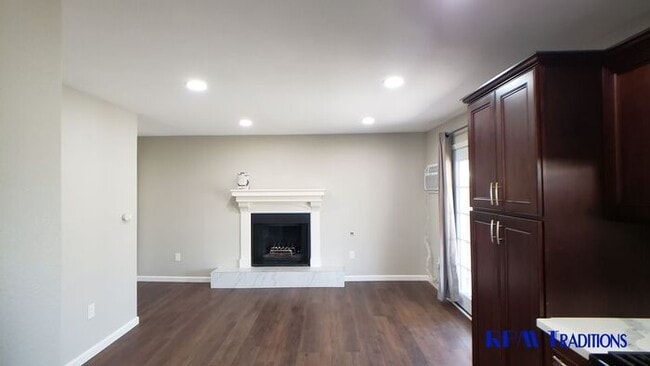Building Photo - Cute A-frame home in Palmdale!