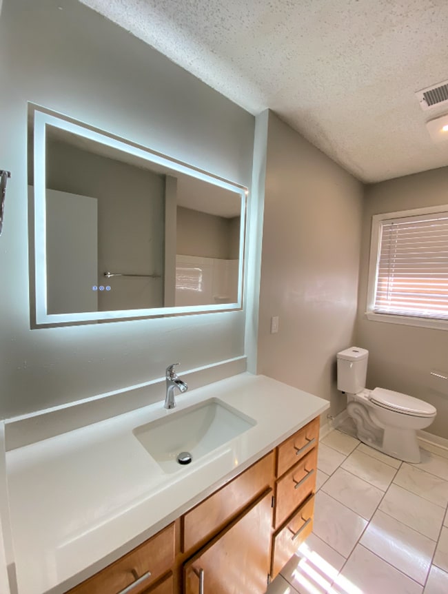 Building Photo - Updated Duplex Available June!