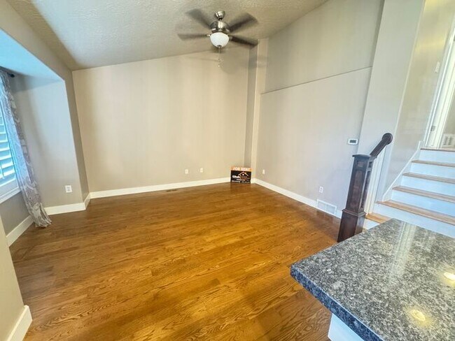 Foto del edificio - 4 bed 2 bath 2 car garage. Dog Friendly