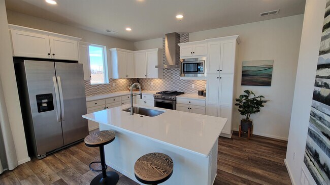 Building Photo - 4750 Champlain Dr