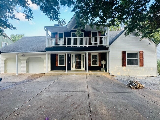 Building Photo - Stunning 8 bedroom House In Fantastic Neig...