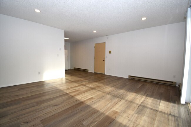 Foto del edificio - Great centrally located 2nd floor, 2 Bedroom 1 Bathroom apartment!