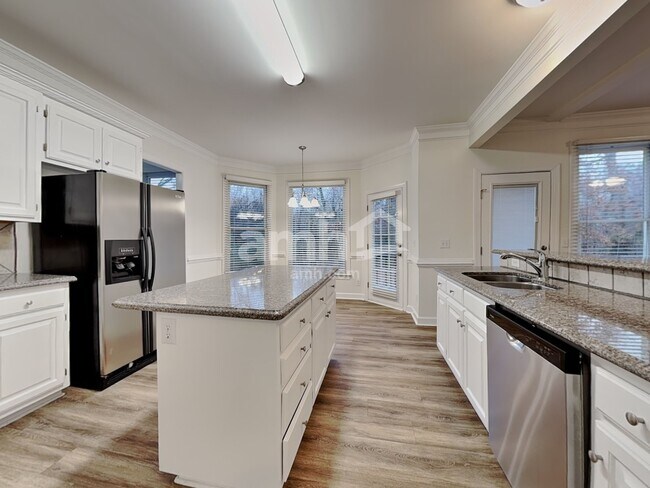 Foto del edificio - 8401 Forest Shadow Cir