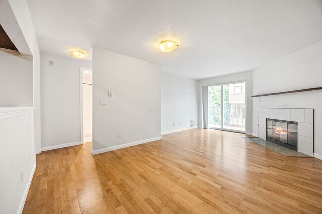 Foto del edificio - Location, Location!! 2-bedroom Condo in Ma...