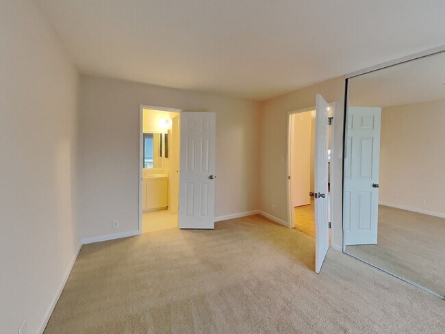 Foto del edificio - Upstairs Corner Unit 2/1.5 Condo Available Now!