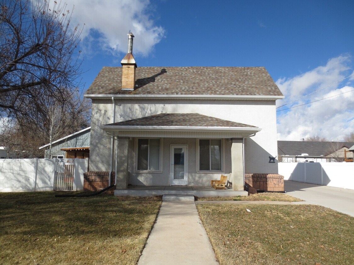 Foto principal - Darling home with detached 1 car garage