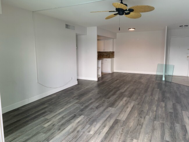 Foto del edificio - 10355 Paradise Blvd