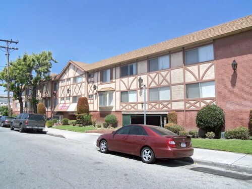Foto principal - 14100 Chadron Ave