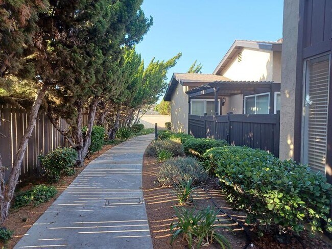 Building Photo - 1052 Los Pinos Ct