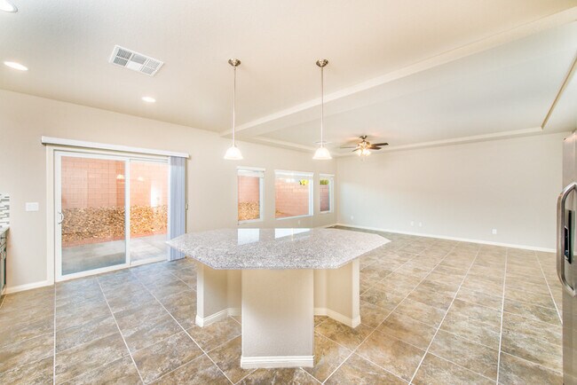 Foto del edificio - Beautiful 4 Bedroom, 2 Story Home in the S...
