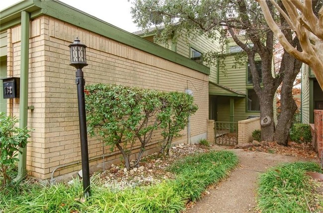 Building Photo - 732 The Heights Dr