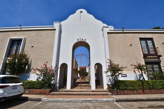 Building Photo - 2744 Briarhurst Dr