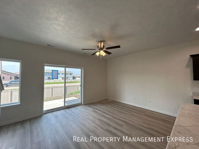 Building Photo - Cozy 2 Bedroom 1.5 Bathroom Townhome
