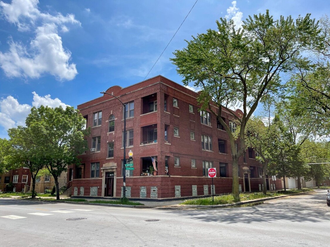 Primary Photo - 3755 W Addison St