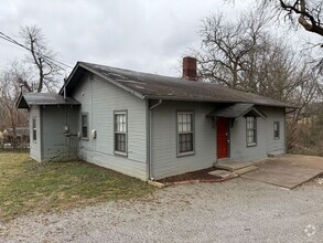 Building Photo - 1915 Dahlia Cir