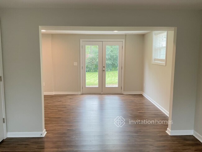 Foto del edificio - 8615 Larchmont Cir