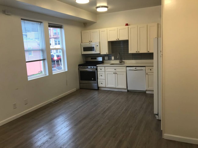 Building Photo - $3,200 / 1700ft2 - Prime Office Space for ...
