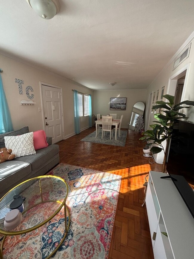 Building Photo - R1026 University Heights