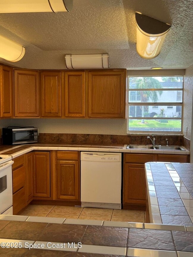 Building Photo - 424 Dove Ln
