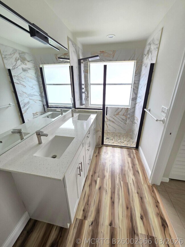 Foto del edificio - 1041 Fairfax Cir W