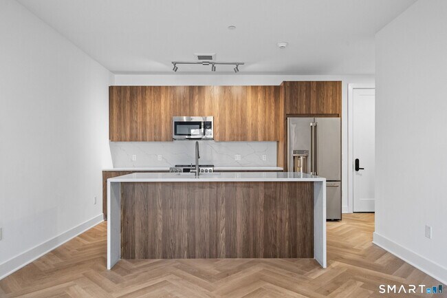 Foto del edificio - 100 E Putnam Ave